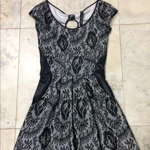 Jessica Simpson black dress 👗